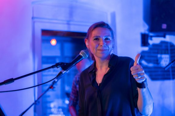 Auch von Dani einen Daumen hoch beim Gig im Cafe Lukas in Overath!