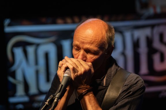 Jupp spielt die Bluesharp