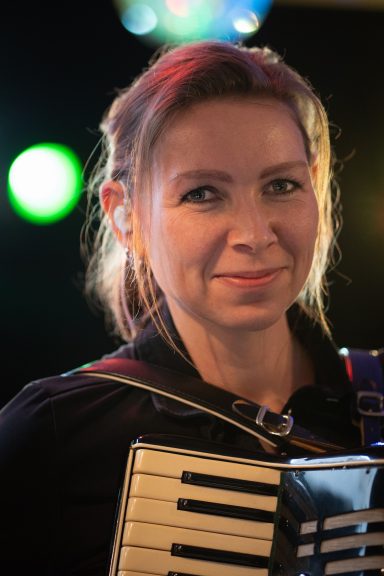 Daniela mit Akkordeon