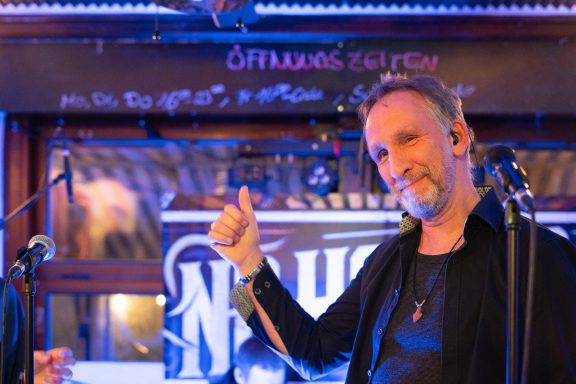 Daumen hoch von Bernd beim Gig im Cafe Lukas in Overath 