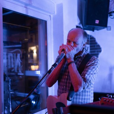 Jupp mit der Bluesharp beim Gig im Cafe Lukas in Overath 